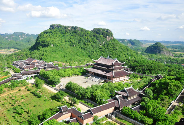 Đến Ninh Bình, du khách không thể không ghé thăm chùa Bái Đính, một trong những ngôi chùa lớn nhất Việt Nam.