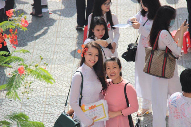 Nguyễn Thị Như Thủy (trái) cùng chụp hình lưu niệm với cô giáo trong ngày bế giảng tại Trường THPT Trần Phú.  (Ảnh do nhân vật cung cấp)