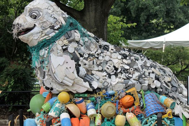 Triển lãm có cả thảy 17 tác phẩm điêu khắc làm từ 142 kg nhựa được vớt lên từ biển. Các tác phẩm  thể hiện những loại động vật hoang dã ở biển có kích thước to hơn kích thước thật, đó là con sứa, cá mập…