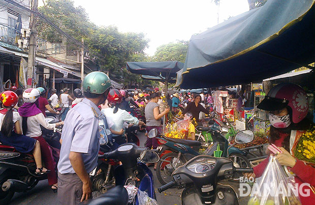 Nhốn nháo trước khu vực chợ Mai, đường Nguyễn Phan Vinh (phường Thọ Quang, quận Sơn Trà). 