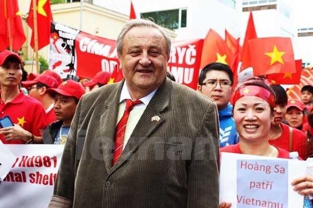 Marcel Winter at a protest held by Vietnamese people in front of the Chinese Embassy on May 11, 2014 (Photo: VNA)