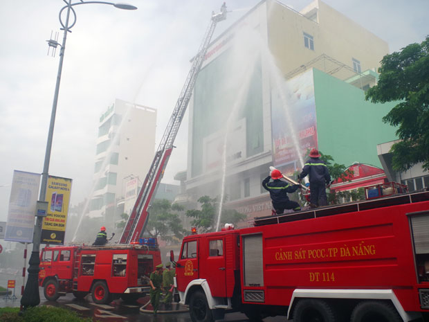 Thực tập phương án phối hợp chữa cháy và cứu nạn cứu hộ tại trụ sở Techcombank Đà Nẵng.