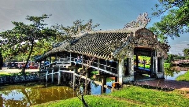 The bridge is unique because of its tiled roof, a rarity that makes it a model among the bridges built at that time in Việt Nam. (Photo: svhttdl.thuathienhue.gov.vn)