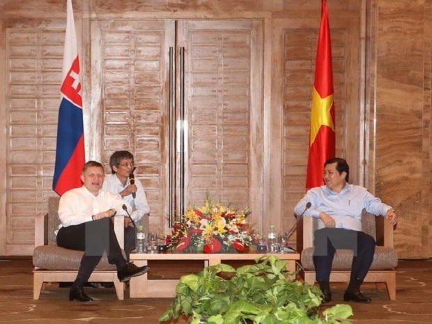 Chairman of the Da Nang city People’s Committee Huynh Duc Tho (R) receives Slovak Prime Minister Robert Fico (Source: VNA)