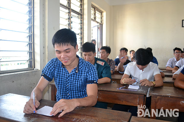 Thí sinh thi tốt nghiệp THPT tại Đà Nẵng năm 2016 để lấy điểm xét tuyển vào các trường đại học. Ảnh: PHƯƠNG TRÀ