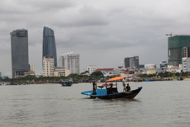 A chip chip hunting motorboat on the Han River in Da Nang. Photo: Tuoi Tre