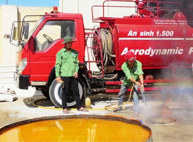 Employees of the An Sinh Xanh company testing company-made firefighting equipment