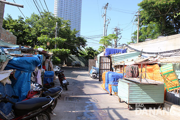 Xóm nhà tạm trong kiệt bê-tông giao với đường An Đồn ở phường An Hải Bắc. Ảnh: MINH SƠN