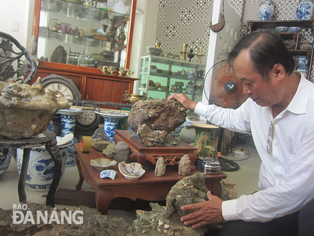 Ông Nguyễn Đình Bằng với bộ sưu tập tiền cổ mới “tậu” được.