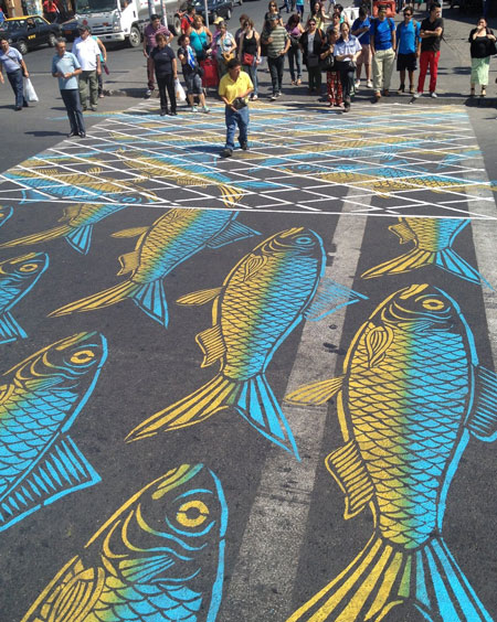 Một tác phẩm nghệ thuật về cá ở ngã tư Santiago (Chile).