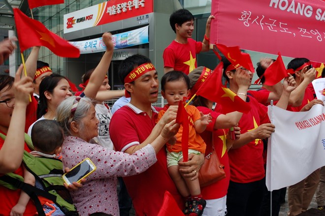 Nhiều gia đình đa văn hóa Việt-Hàn đã đến tham gia cuộc biểu tình. (Ảnh: Vietnam+)