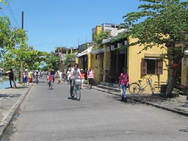 A street in the old quarter of Hoi An city opens for pedestrians in the morning. (Photo: VNA)