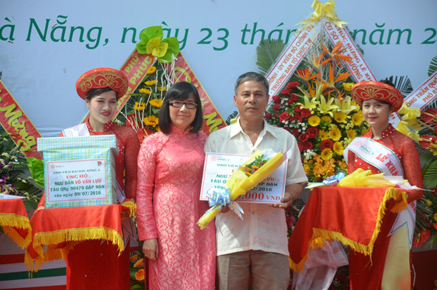    Mr Vo Van Luu (2nd right) receiving the donations