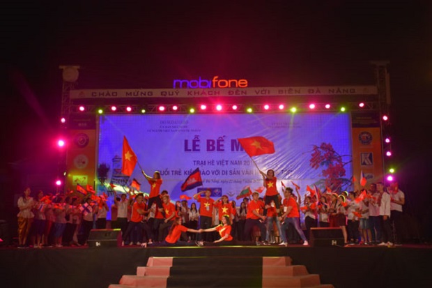  An impressive musical performance by the young expatriates at the closing ceremony (Photo: http://traihevietnam.vn)