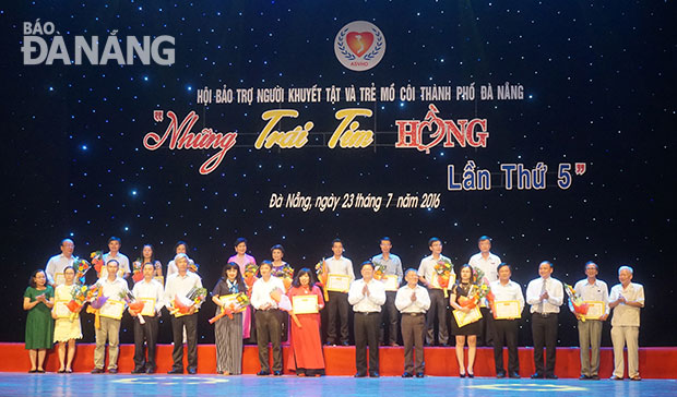 Phó Bí thư Thường trực Thành ủy Võ Công Trí và Phó Chủ tịch UBND thành phố Đặng Việt Dũng trao bảng biểu dương các nhà hảo tâm. Ảnh: Bình An