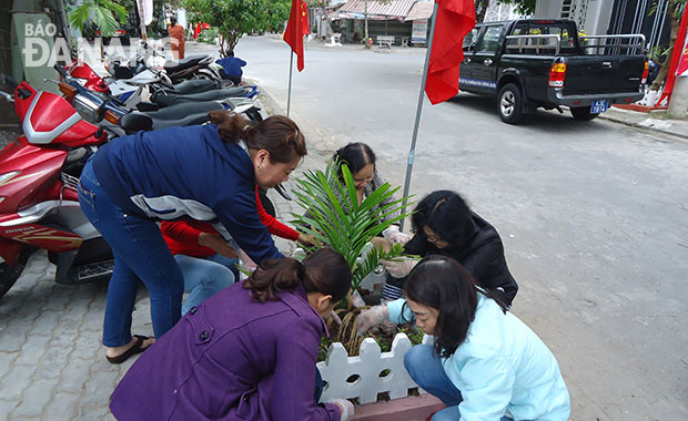 Phụ nữ phường Hòa Cường Nam trồng cây, trang trí bồn hoa tại các tuyến đường trên địa bàn. 				                        Ảnh: Quốc Khải