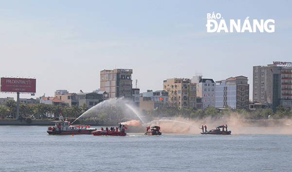 Phát hiện có tàu đang di chuyển tránh bão bị chập điện, lửa bùng phát gây cháy tàu, xuồng Biên phòng Đà Nẵng phối hợp tàu SAR 24 tiếp cận tàu bị cháy, hướng dẫn thuyền viên tắt thiết bị điện, phun nước dập lửa.