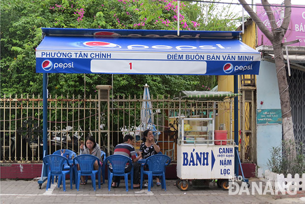 Các hộ buôn bán vỉa hè đường Lê Duẩn được bố trí về điểm buôn bán văn minh trên đường Hải Phòng. Ảnh: HÀ THU