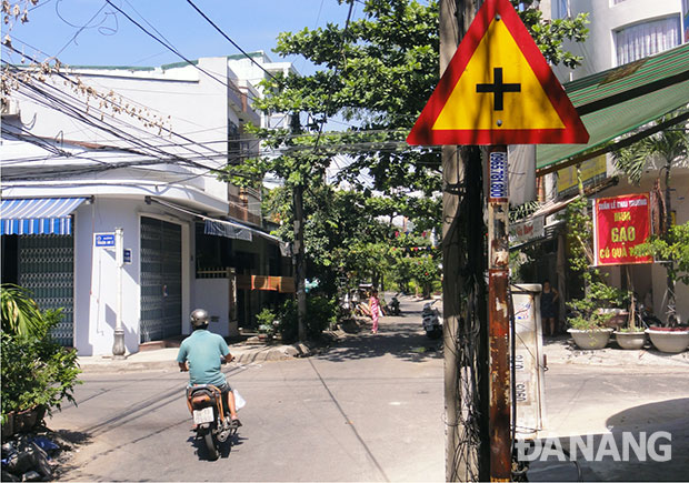 Nhiều pa-nô, biển báo được tăng cường lắp đặt trên những tuyến đường trong khu dân cư. Ảnh: ĐẠI BÌNH