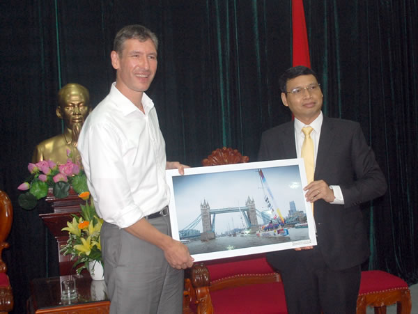 The British ambassador Lever (left) and Vice Chairman Minh (Photo: danang.gov.vn)