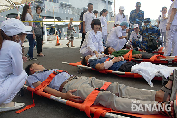 Victims and medical workers at the rescue practice 