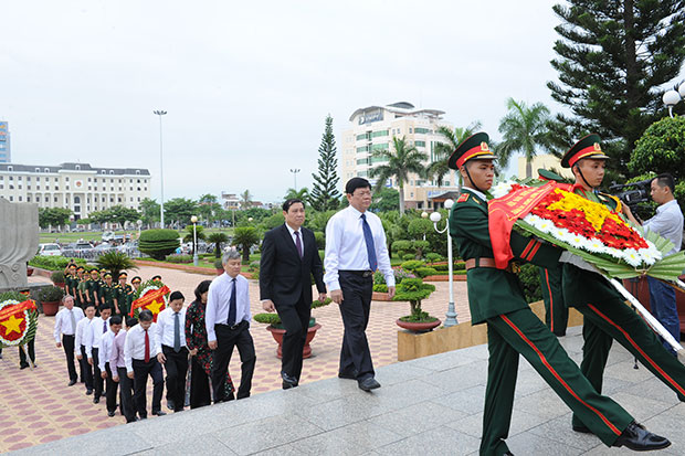 Phó Bí thư Thường trực Thành ủy Võ Công Trí dẫn đầu đoàn đại biểu lãnh đạo thành phố đến đặt vòng hoa tại Đài Tưởng niệm thành phố.