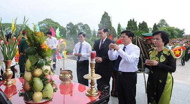 Phó Bí thư Thường trực Thành ủy Võ Công Trí dẫn đầu đoàn đại biểu lãnh đạo thành phố đến đặt vòng hoa và dâng hương tại Nghĩa trang Liệt sĩ thành phố.