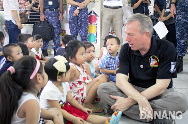 Đại sứ Ted Osius giao lưu với các em nhỏ Trường mẫu giáo Rạng Đông.  Ảnh: KHANG NINH 