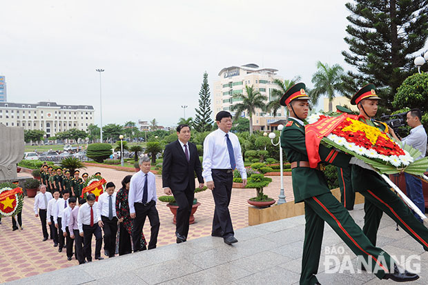 Phó Bí thư Thường trực Thành ủy Võ Công Trí dẫn đầu Đoàn đại biểu lãnh đạo thành phố đến đặt vòng hoa tại Đài Tưởng niệm thành phố. Ảnh: Đặng Nở