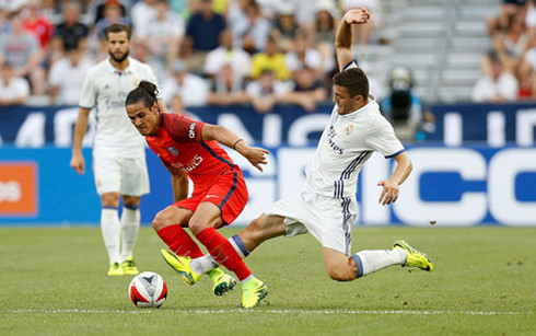 Real (áo trắng) thất bại tâm phục khẩu phục trước PSG (Ảnh: Getty Images).