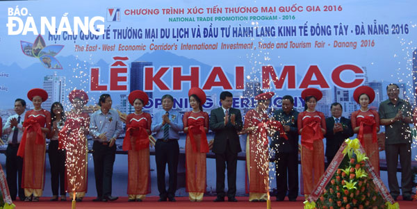 Lãnh đạo thành phố Đà Nẵng và các đại biểu cắt băng khai mạc hội chợ. Ảnh: DUYÊN ANH