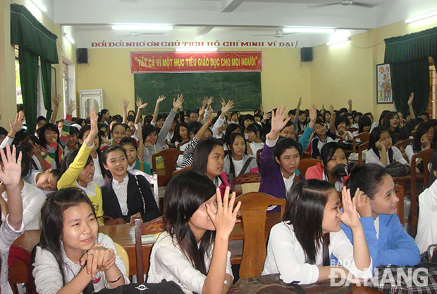 Nói chuyện chuyên đề chăm sóc sức khỏe sinh sản cho nữ sinh Trường THPT Nguyễn Hiền. 					         Ảnh: MAI KHUÊ