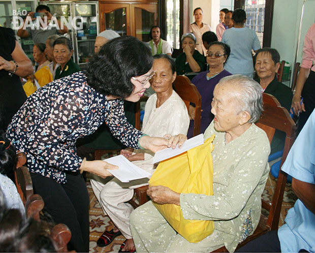 Bà Lê Thị Tám, Chủ tịch Hội Từ thiện và Bảo vệ quyền trẻ em Đà Nẵng, tặng quà tại Trung tâm Nuôi dưỡng, điều dưỡng người có công cách mạng Quảng Nam.Ảnh: LÊ VĂN THƠM