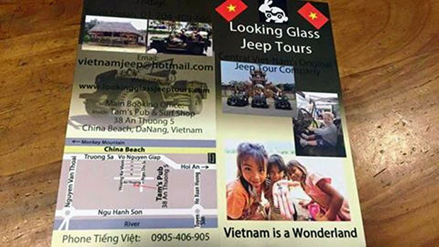 Tờ chỉ đường vào Công ty Jeep tours có ghi chữ “China Beach”.