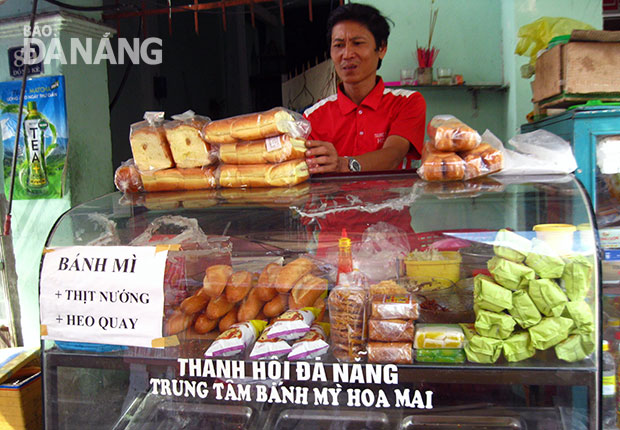 Học được nghề làm bánh, nhưng anh Phan Xuân Hoàng chỉ có thể đứng bán bánh. 