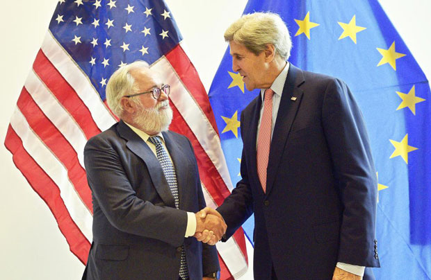 Đại diện EU Miguel Arias Canete  bắt tay với Ngoại trưởng Mỹ John Kerry tại cuộc họp ở Vienna (Áo).