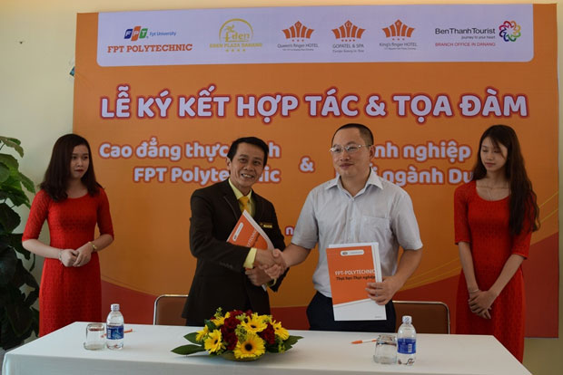 Đại điện Trường Cao đẳng thực hành FPT Polytechnic và DN trao biên bản hợp tác.