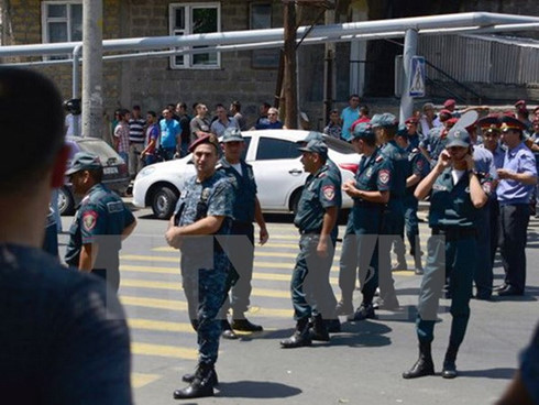 Cảnh sát Armenia phong tỏa các tuyến phố ở Yerevan ngày 18/7. (Ảnh: AFP/TTXVN). 