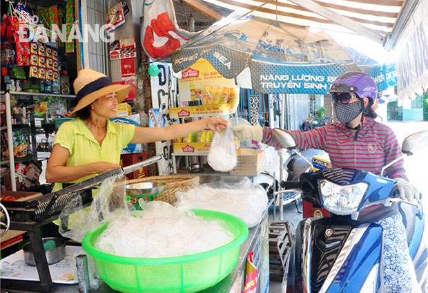 Từ nguồn vốn vay của Ngân hàng Chính sách xã hội, gia đình chị Phan Thị Mai đã vươn lên thoát nghèo bền vững.  Trong ảnh: Chị Mai đang bán hàng tại cửa hàng nhỏ của gia đình.  Ảnh: THANH TÌNH 