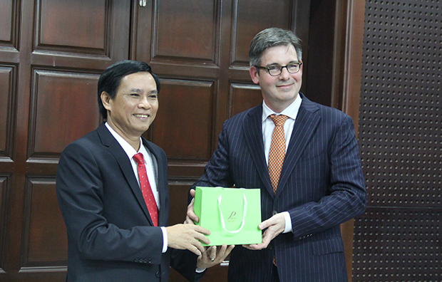 Vice Chairman Mien (left) and Dutch Consul General van der Burg