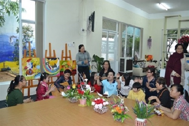 Thanks to the class, handicapped children have become more joyful and independent (Photo www.giadinhvatreem.v) 