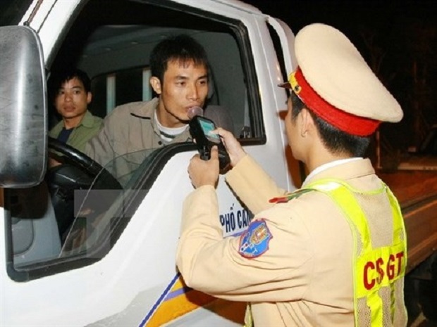 A police officer checks the alcohol level of a driver (Photo: VNA)