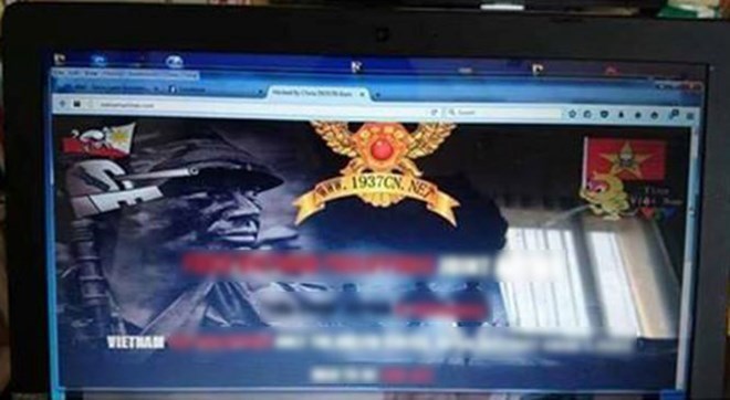 The official website page of Viet Nam Airlines is replaced by a picture with words insulting Vietnam and the Philippines regarding the East Sea dispute (Source: internet)