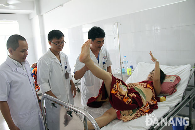 Nhóm bác sĩ Khoa Chẩn đoán hình ảnh kiểm tra vận động tay, chân của bệnh nhân sau khi được lấy huyết khối bằng dụng cụ Solitaire.
