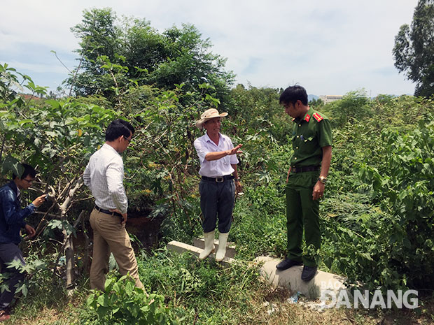 Sau khi kiểm tra hiện trường, lực lượng chức năng yêu cầu Trung tâm giết mổ gia súc, gia cầm ngay trong chiều 2-8 đổ bê-tông bít ngay họng cống xả nước thải ra con kênh hở ở tổ 111 và 112 khối phố Đà Sơn. Ảnh: Ngọc Đoan