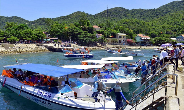 Ships bring tourists to the island (Source: VNA)