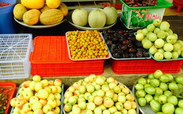 Nhiều loại trái cây Trung Quốc đang được bày bán 