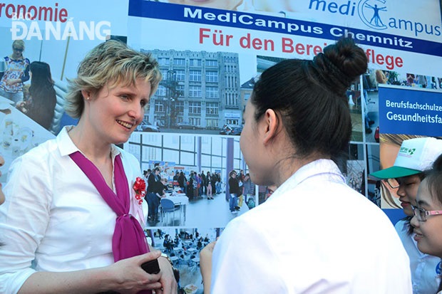 A local student talking with a foreign businesswoman at a recent job fair