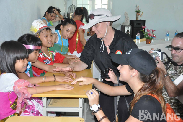 Các tổ chức quốc tế đến thăm và giao lưu với nạn nhân da cam tại Đà Nẵng.                 Ảnh: PHƯƠNG TRÀ