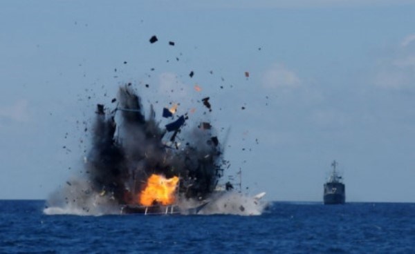 Indonesia đánh chìm một tàu cá nước ngoài hồi tháng 5/2015. (Nguồn: Reuters)